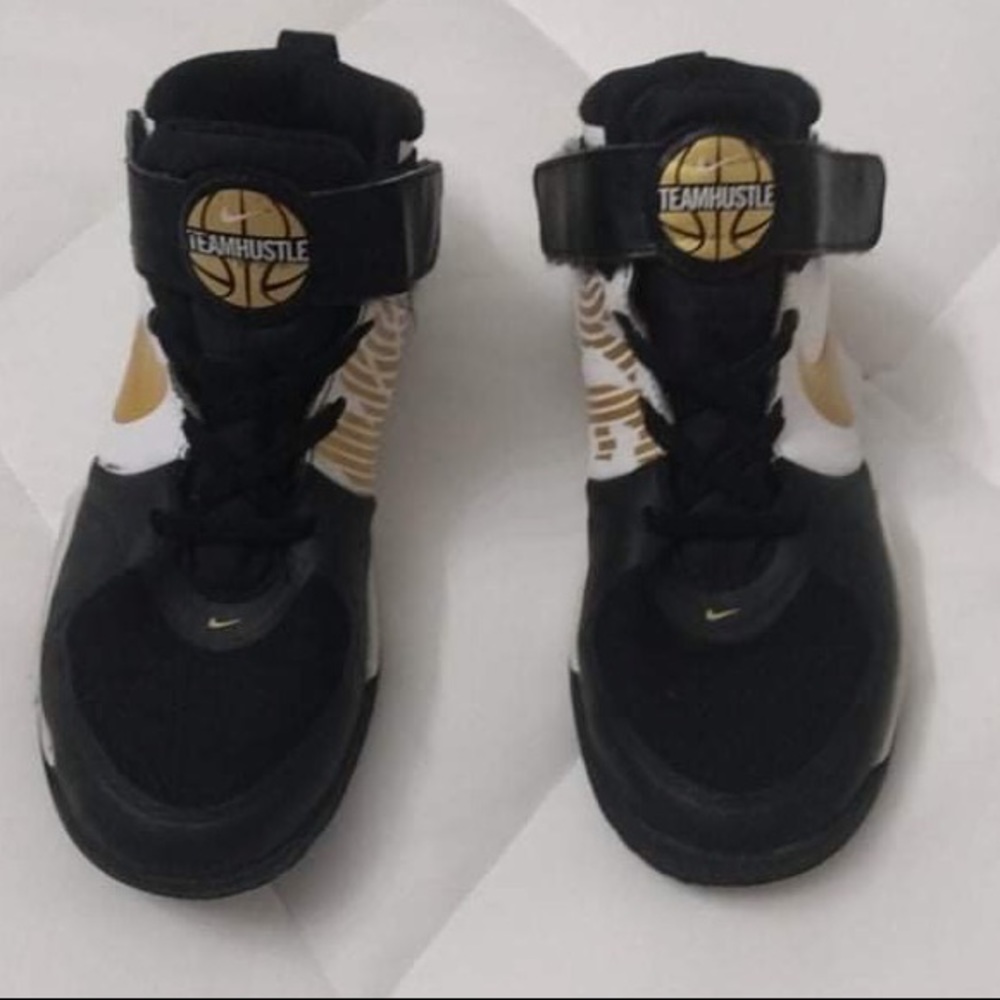 Nike “Team Hustle” basketball shoes. Size 3Y